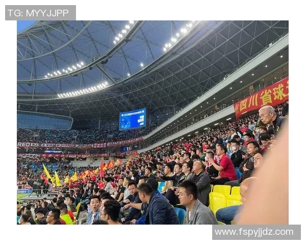 广州足球队配合引发热议球迷对战术和默契的不同看法